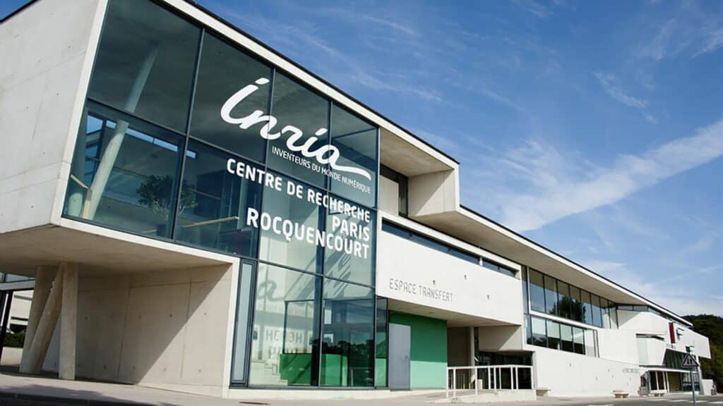 Vue extérieure du bâtiment Inria à Rocquencourt, avec le logo 2011.
Architecte : Henri Edouard Ciriani.