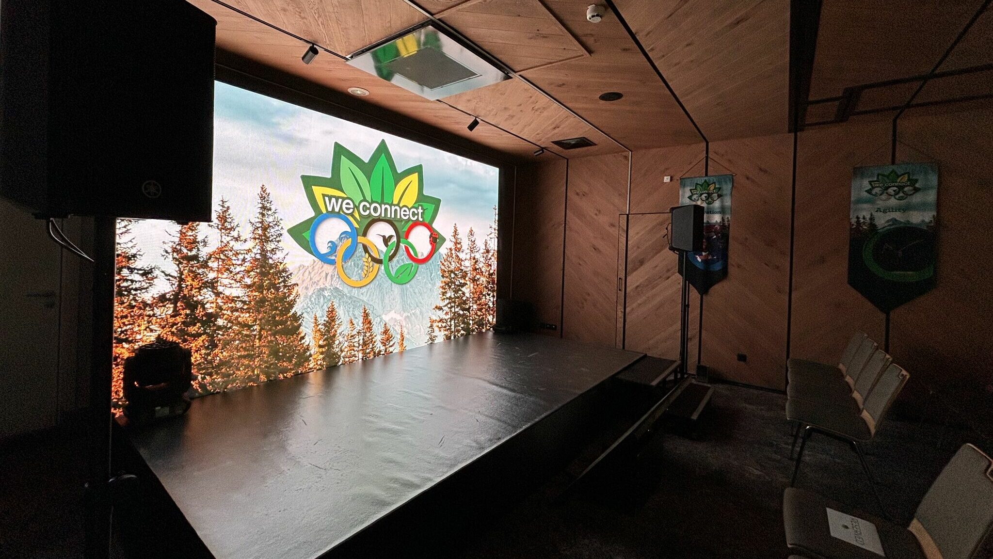 Plénière du séminaire avec logo des Jeux Olympiques